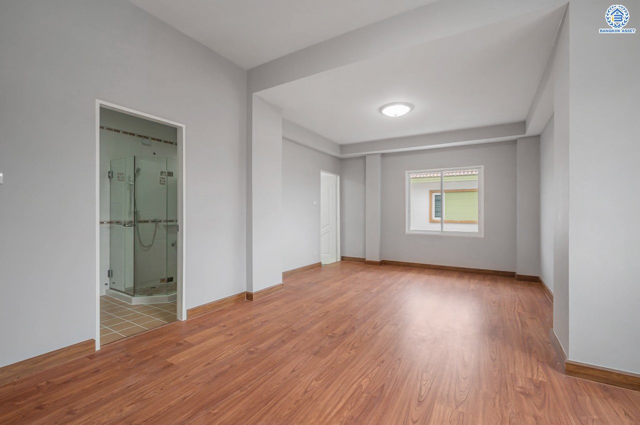 บ้านเดี่ยวมือสอง โครงการ เดอะวอเตอร์เฮ้าส์ กาญจนาฯ-บางบอน รองรับทุกความสุข เนื้อที่ 117.1 ตร.ว. ฟังก์ชัน 5 ห้องนอน 4 ห้องน้ำ 1 ห้องอเนกประสงค์ 1 ห้องแม่บ้าน จอดรถได้ 1 คัน บนทำเลใกล้รถไฟฟ้าสายสีน้ำเงิน "สถานีหลัก2" และจุดขึ้นทางด่วน "พระราม2" และ The Mall บางแค